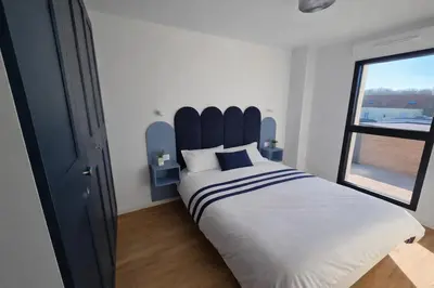 Un ou plusieurs lits dans un hébergement de l'établissement Maison moderne avec jardin Proche plage