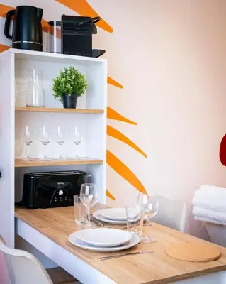Cuisine ou kitchenette dans l'établissement Cocon coloré en centre-ville de Caen