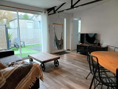 Télévision ou salle de divertissement dans l'établissement Ô 92 - Maison mitoyenne avec terrasse et parking privé - Saint-Lô centre
