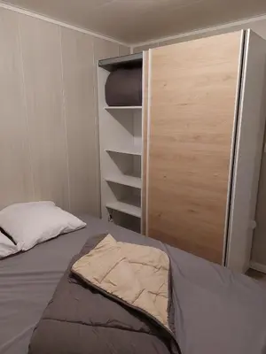 Un ou plusieurs lits dans un hébergement de l'établissement location chalet de 2 a 7 personnes en Normandie