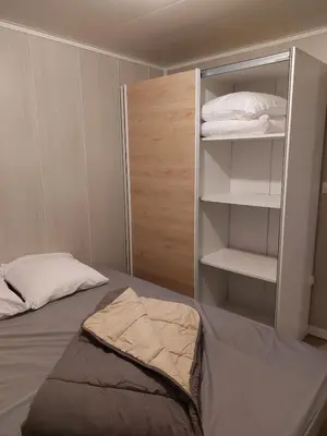 Un ou plusieurs lits dans un hébergement de l'établissement location chalet de 2 a 7 personnes en Normandie
