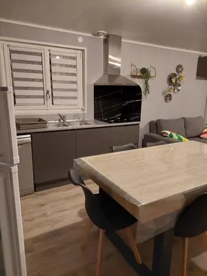 Cuisine ou kitchenette dans l'établissement location chalet de 2 a 7 personnes en Normandie
