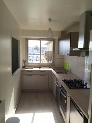 Cuisine ou kitchenette dans l'établissement Appartement 3 pièces avec vue sur mer et port