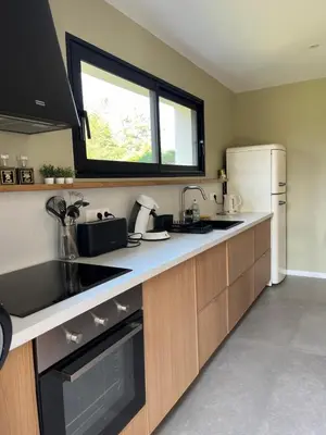 Cuisine ou kitchenette dans l'établissement villa carolles