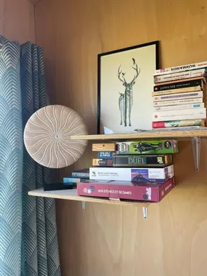 Bibliothèque dans la maison de vacances