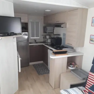 Cuisine ou kitchenette dans l'établissement Mobilhome 4 personnes