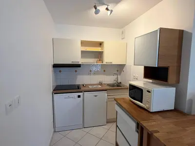 Cuisine ou kitchenette dans l'établissement Charmant deux pièces proche de la mer avec parking privatif - FR-1-465-131