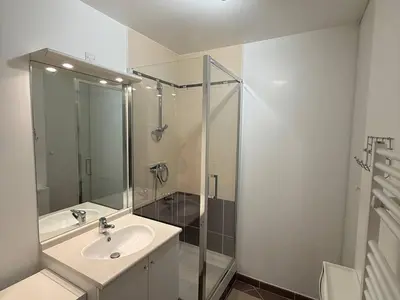 Salle de bains dans l'établissement Charmant deux pièces proche de la mer avec parking privatif - FR-1-465-131