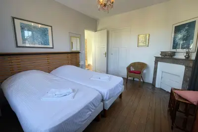 Un ou plusieurs lits dans un hébergement de l'établissement Villa Normande grande maison avec parking privé