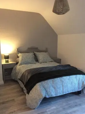 Un ou plusieurs lits dans un hébergement de l'établissement Maison calme a deux pas du centre ville