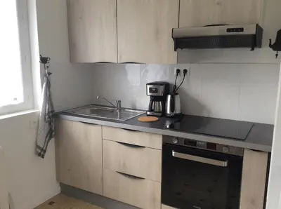 Cuisine ou kitchenette dans l'établissement Maison calme a deux pas du centre ville