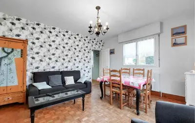 Coin salon dans l'établissement 3 Bedroom Beautiful Home In Cancale