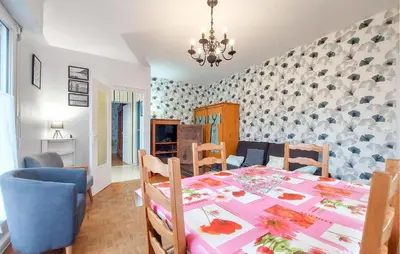 Télévision ou salle de divertissement dans l'établissement 3 Bedroom Beautiful Home In Cancale