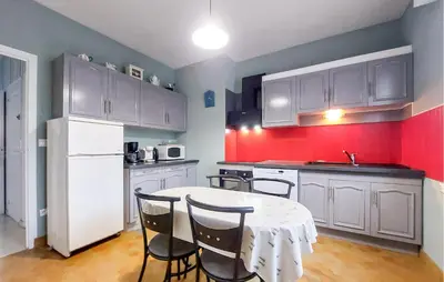 Cuisine ou kitchenette dans l'établissement 3 Bedroom Beautiful Home In Cancale