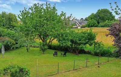 Jardin de l'établissement 3 Bedroom Beautiful Home In Cancale