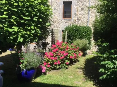 Jardin de l'établissement Holiday Home Gîte de la Sienne by Interhome