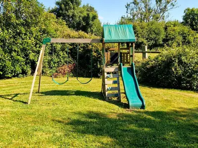 Aire de jeux pour enfants de l'établissement Holiday Home Le domaine des roseraies- gîte les roseraies by Interhome