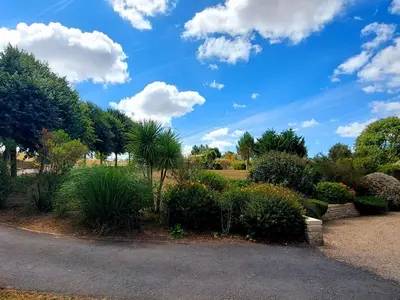 Jardin de l'établissement Holiday Home Le domaine des roseraies- gîte les roseraies by Interhome