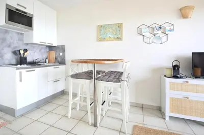 Cuisine ou kitchenette dans l'établissement Le Balcon de Jersey, rdc et jardin face à la mer, Intendance Luxury Host