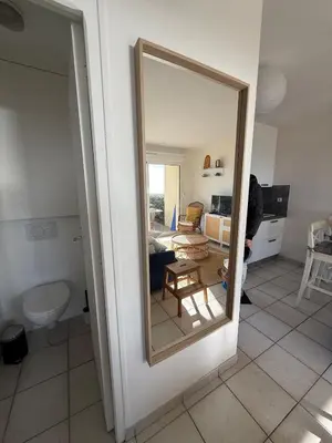 Télévision ou salle de divertissement dans l'établissement Le Balcon de Jersey, rdc et jardin face à la mer, Intendance Luxury Host