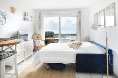 Un ou plusieurs lits dans un hébergement de l'établissement Le Balcon de Jersey, rdc et jardin face à la mer, Intendance Luxury Host