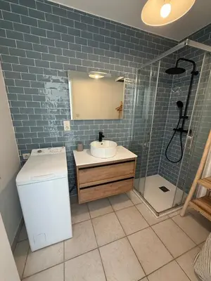 Salle de bains dans l'établissement Le Balcon de Jersey, rdc et jardin face à la mer, Intendance Luxury Host