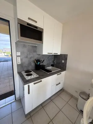Cuisine ou kitchenette dans l'établissement Le Balcon de Jersey, rdc et jardin face à la mer, Intendance Luxury Host