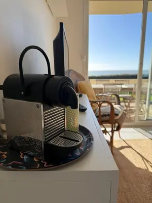 Télévision ou salle de divertissement dans l'établissement Le Balcon de Jersey, rdc et jardin face à la mer, Intendance Luxury Host