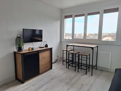Télévision ou salle de divertissement dans l'établissement L'Appart Bayeux