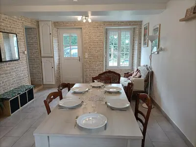 Télévision ou salle de divertissement dans l'établissement Maison Cozy à Saint Remy proche vélo Francette