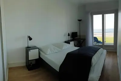 Un ou plusieurs lits dans un hébergement de l'établissement Superbe 3pièces Front de Mer, sur la plage Cabourg