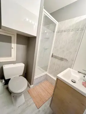 Salle de bains dans l'établissement Cabourg bel appartement proche de la plage
