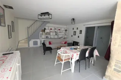 Coin salon dans l'établissement Gîte Overlord maison chaleureuse à Formigny