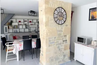 Cuisine ou kitchenette dans l'établissement Gîte Overlord maison chaleureuse à Formigny