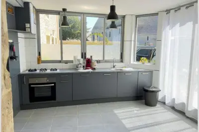 Cuisine ou kitchenette dans l'établissement Gîte Overlord maison chaleureuse à Formigny