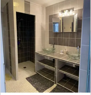 Salle de bains dans l'établissement Gîte Overlord maison chaleureuse à Formigny
