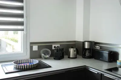 Cuisine ou kitchenette dans l'établissement Maison face à la mer avec la Plage à 50 m & Parking privé