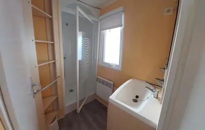 Salle de bains dans l'établissement location mobile home proche de la mer