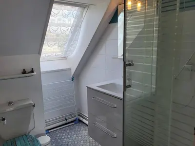 Salle de bains dans l'établissement Duplex cosy proche plage avec parking privatif - FR-1-788-100