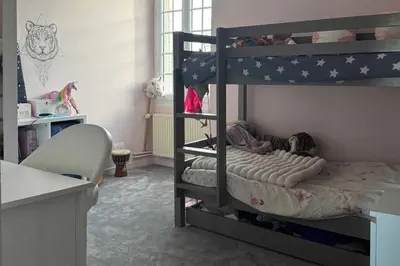 Un ou plusieurs lits dans un hébergement de l'établissement Maison de charme à deux pas des plages historiques