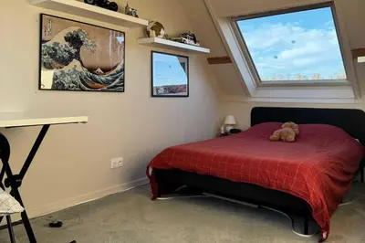 Un ou plusieurs lits dans un hébergement de l'établissement Maison de charme à deux pas des plages historiques