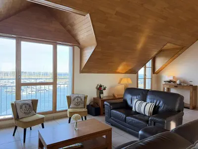 Coin salon dans l'établissement Le Cap -Vue mer & port - Appartement tout confort