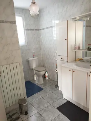 Salle de bains dans l'établissement Plage en vue