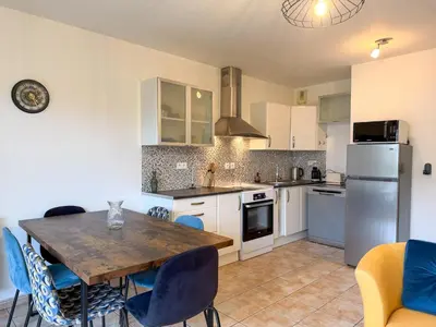 Cuisine ou kitchenette dans l'établissement Le Petit Barfleur - Appartement T2 avec Jardin