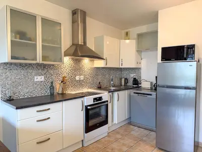 Cuisine ou kitchenette dans l'établissement Le Petit Barfleur - Appartement T2 avec Jardin