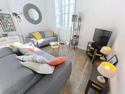Télévision ou salle de divertissement dans l'établissement Appartement Cocon avec Wifi et Parking près Plage - FR-1-361-571