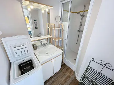 Salle de bains dans l'établissement Appartement Cocon avec Wifi et Parking près Plage - FR-1-361-571