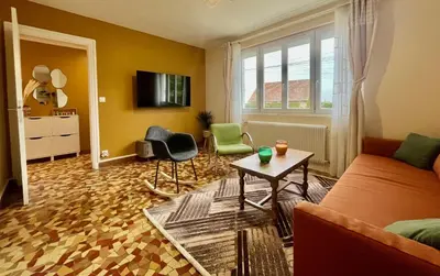 Télévision ou salle de divertissement dans l'établissement Charmante maison rénovée, calme et proche du centre