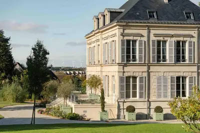 Jardin de l'établissement Domaine de l'Ormeau - Luxury Estate with Indoor Pool and Spa in Falaise, Normandy - Steps from William the Conqueror's Castle