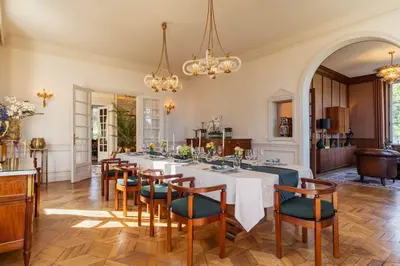 Coin salon dans l'établissement Domaine de l'Ormeau - Luxury Estate with Indoor Pool and Spa in Falaise, Normandy - Steps from William the Conqueror's Castle